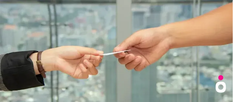 Persona realizando pagos con tarjetas de crédito en un dispositivo móvil.